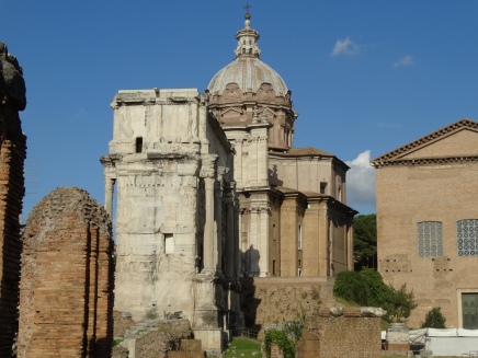 the Curia and the Arch of Septimius Severus.